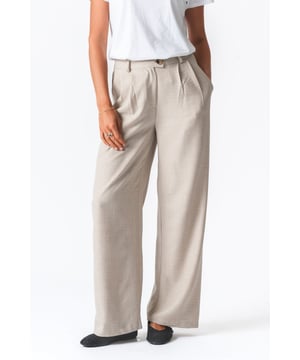 Ontdek het ongeëvenaarde comfort van de Emma Pants Loose - Beige

Bij TeeShoppen zijn we er trots op mode te leveren die stijl en comfort combineert. Onze Emma Pants Loose in een zachte beige tint is ontworpen voor de moderne vrouw die een relaxte maar stijlvolle look wil voor dagelijks gebruik. Deze broek combineert een flatterende pasvorm met ruim comfort, waardoor hij een must-have is in je garderobe.

Ontworpen om indruk te maken

De Emma Pants Loose is gemaakt met aandacht voor zowel esthetiek als functionaliteit. Met een los maar flatterend silhouet biedt de broek bewegingsvrijheid zonder in te leveren op stijl. De beige kleur zorgt voor een zachte en veelzijdige tint die gemakkelijk te combineren is met andere kledingstukken.

Details en pasvorm

Onze ontwerpers hebben veel aandacht besteed aan de details, zoals de comfortabele taille en de lichte plooien die een vleugje elegantie toevoegen. De losse pasvorm draagt bij aan een modern silhouet, terwijl het comfortabele gevoel behouden blijft. De combinatie van een minimalistisch ontwerp met functionele details zorgt ervoor dat deze broek een statement maakt in de garderobe van elke modebewuste vrouw.