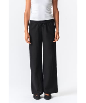 Lilly Pants - Zwart: De perfecte mix van stijl en comfort

Maak kennis met de onweerstaanbare Lilly Pants - Zwart van TeeShoppen, exclusief ontworpen voor vrouwen die waarde hechten aan zowel stijl als comfort in hun dagelijkse garderobe. Deze broek is gemaakt van 100% polyester en combineert een moderne, strakke look met een hoogwaardige stof die duurzaamheid en eenvoudig onderhoud garandeert. Perfect voor diverse gelegenheden, of je nu een dagje uitgaat met vrienden of een belangrijke vergadering bijwoont, de Lilly Pants is ontworpen om je zelfvertrouwen te vergroten en je de hele dag comfortabel te houden.

Uitzonderlijk design en veelzijdigheid

De Lilly Pants van TeeShoppen zijn tot in de puntjes afgewerkt. Het eigentijdse design heeft een flatterende snit die het vrouwelijke silhouet accentueert zonder in te leveren op comfort.

De Lilly Pants, gemaakt van 100% polyester, is niet alleen stijlvol, maar ook zeer duurzaam en veerkrachtig. Deze hoogwaardige stof is bestand tegen dagelijkse slijtage, waardoor het de perfecte keuze is voor een drukke levensstijl. Het lichtgewicht materiaal zorgt voor ademend vermogen en comfort, ongeacht het seizoen, terwijl de gladde textuur zorgt voor een verfijnde look die je algehele uitstraling verbetert. Geniet van een verzorgde look zonder in te leveren op bewegingsvrijheid.