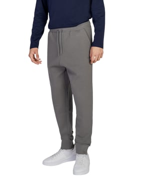 Marca: Jefe.
  Genero: Hombre.
  Tipo: Pantalon.
  Temporada: Otono/Invierno.
  Color: gris.
  Patron: liso.
  Cierre: cordones.
  Codigo del articulo: 50506141.
  Composicion: 95% algodon 5% lycra.
  Lavado: lavar a maquina a 30Â°.