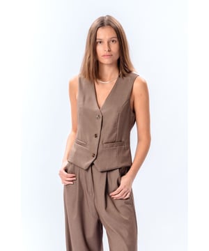 Nadia Vest - Taupe

Upgrade je garderobe met ons Nadia Vest in Taupe. Perfect om te combineren met andere kledingstukken, dit elegante vest geeft je outfit een verfijnde touch. Met zijn warme taupekleur past hij bij zowel casual als formele looks, waardoor hij een veelzijdige toevoeging is aan elke garderobe.

Maak je look compleet met het Nadia Vest in Taupe en geniet van de combinatie van stijl en comfort. Shop nu!