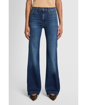 Damen Unsere Ikone der 2000er Jahre ist in der Modern Dojo Jeans wiedergeboren. Sie haben eine hohe Taille und weit auslaufende Beine – hier aus formenden und dehnbaren Slim Illusion Denim in einer dunkelblauen Waschung mit signierten gestickten Taschen. Stylen Sie sie mit einem kurzärmligen Stricktop und spitzen Pumps für einen eleganten Look. 7 For All Mankind Jeans bestehen aus hochwertigen Stoffen.
