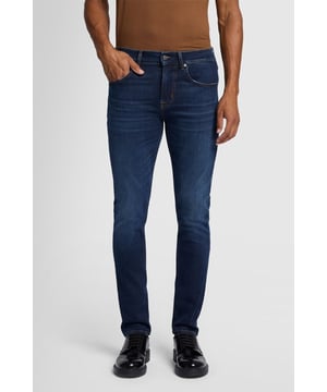 Herren  Die Slimmy Tapered Jeans aus dunkelblauem Luxe Performance Denim gehören zu den Basics einer Herrengarderobe. Sie haben einen mittelhohen Bund und ein schmales, sich verjüngendes Bein. Somit eignen sie sich für schickere wie auch für legere Looks. Kombinieren Sie sie mit einem Pullover, einem Mantel und Chelsea-Stiefeln, wenn das Wetter kühler wird. Die Jeans von 7 For All Mankind werden aus Premiumstoffen hergestellt.
