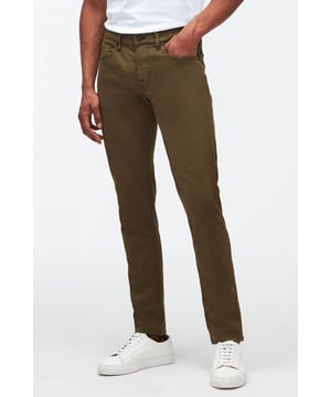 Herren  Als Teil unserer Luxe Performance Plus Kollektion, zeichnet sich die Slimmy Tapered durch Comfort-Stretch und ein Premium-Finish aus. Das Slim-Fit-Modell in Armygrün passt bestens zu weißen T-Shirts, Jeansjacken und Low-Tops.
