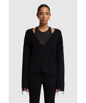 Damen  Meistern Sie mit unserem Deep V Neck Pullover die Kunst des legeren Stylings. Er hat eine luxuriös lockere Silhouette und einen kunstvoll ausgefransten Saum. Tragen Sie dazu ein eng anliegendes Tanktop und Skinny-Jeans.