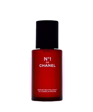 Entdecken Sie die transformative Kraft des Chanel No 1 De Chanel Revitalisierenden Serums. Dieses verjüngende Serum bietet fünf Anti-Aging-Vorteile in einer kraftvollen Formel und stellt die jugendliche Vitalität Ihrer Haut wieder her. Es minimiert effektiv Falten, verfeinert die Poren, verbessert die Hautelastizität, steigert die Strahlkraft und erhöht den Komfort der Haut. Angereichert mit konzentriertem rotem Kamelienextrakt schützt es Ihre Haut vor Umweltschäden. Ideal für reife Haut, ist dieses Serum perfekt für die tägliche Anwendung—morgens und abends auf ein gereinigtes Gesicht und Dekolleté auftragen, gefolgt von Ihrer Lieblingsfeuchtigkeitspflege.