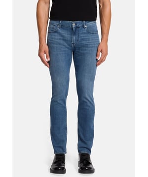 Herren  Eine Skinny-Jeans mit mittlerer Leibhöhe, eng anliegend von der Hüfte bis zum Oberschenkel. Gerade vom Knie abwärts.
