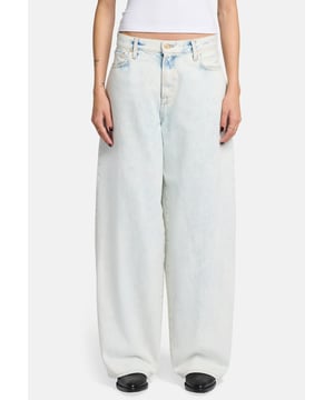 Damen  Die Baggy-Jeans ist der Blickfang Ihres Outfits. Sie hat eine mittlere Leibhöhe – ideal für einen tiefen Sitz – und weite Beine für einen lässigen, lockeren Schnitt. Veredeln Sie den Look mit einem Gürtel, einem Nadelstreifenhemd und eleganten Pantoletten. 7 For All Mankind Jeans werden aus hochwertigen Stoffen gefertigt.