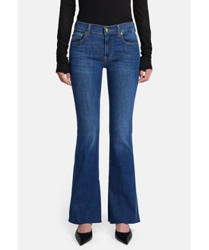 Damen  Die Bootcut Tailorless Jeans vereint Stil und Komfort. Sie hat eine mittlere Leibhöhe und einen klassischen Bootcut-Schnitt, der perfekt zu Ankle Boots oder Cowboystiefeln passt. Diese Waschung passt zu vielen Outfits, vom weißen T-Shirt über eine Jeansjacke bis hin zu pastellfarbenem Strick. 7 For All Mankind Jeans werden aus hochwertigen Stoffen gefertigt.