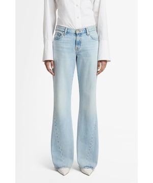 Damen  Die Spencer-Jeans mit entspannter Passform und dezentem Schlag ist ein echter Hingucker. Dieses Mid-Rise-Modell ist aus Mankind-Denim gefertigt und besticht durch verdrehte Nähte. Die hellblaue Waschung passt zu vielen Outfits; kombinieren Sie sie mit einem rückenfreien Hemd und High Heels für einen lässigen Abendlook.