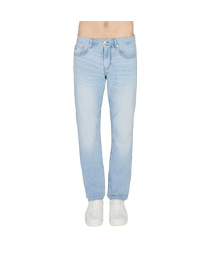 Investeer in je dagelijkse denim garderobe met de J13 Slim Stretch Jeans van Armani Exchange. Deze jeans is vakkundig gemaakt van een stretch katoenen keperstof en heeft een smalle pasvorm voor een aangename look. Het traditionele silhouet heeft riemlussen, een ritssluiting met knoopsluiting en 5 zakken. Het ontwerp heeft een donkere en vervaagde wassing en is afgewerkt met het Armani Exchange-logo geborduurd op het muntzakje voor directe merkherkenning.