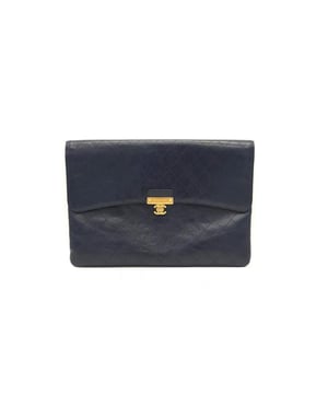Clutch in envelopstijl.
  Voorzien van een versierde klepsluiting.
  Biedt een veelzijdige draagoptie.
  Ideaal voor het opbergen van essentiele spullen.