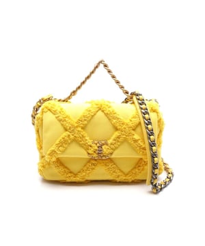 Features a stylish quilted design.
  Accented with gold
  tone metal hardware.
  Designed with a chain shoulder strap.
  Ideal for fashion
  forward individuals.
Material: Canvas