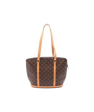 Bolso tote con bolsillos interiores.
  Cuenta con comodas asas superiores.
  Disenado para facilitar su transporte.
  Ideal para los elementos esenciales del dia a dia.