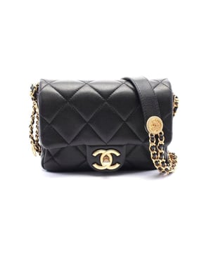 Bolso bandolera con detalles acolchados.
  Cuenta con una cadena para mayor estilo.
  Accesorio perfecto para el uso diario.