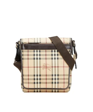 Cuenta con una correa ajustable para una comodidad personalizada.
  Incluye un cierre de solapa para un almacenamiento seguro.
  Tiene un bolsillo exterior con cremallera para facilitar el acceso a los elementos esenciales.
  Disenado con compartimentos interiores para un almacenamiento organizado.