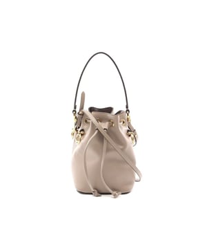 Gemaakt van leer materiaal.
  Voorzien van een verstelbare schouderband.
  Ontworpen met een trekkoordsluiting.
  De stijl van de bucket bag voegt elegantie toe.