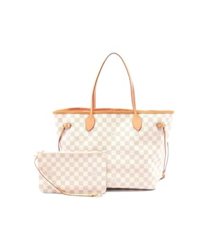 Bolso de mano versatil adecuado para diversas ocasiones.
  Incluye un accesorio a juego.
  Ideal para llevar lo esencial y articulos cotidianos.