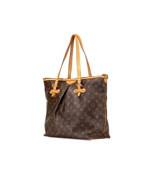 Bolso tote con estampados elegantes.
  Ideal para llevar lo esencial.
  Versatil para diversas ocasiones.
  Proporciona un amplio almacenamiento.