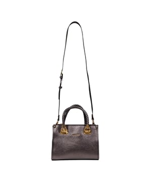 Marca: Liu Jo  
Género: Mujeres  
Tipo: Bolsos  
Temporada: Otoño/Invierno  
DETALLES DEL PRODUCTO  
• Color: marrón  
• Cierre: con cremallera  
• Bolsillos: bolsillos interiores  
• Tamaño (cm): 18x24x10  
• Detalles: -bolso de mano -con correa para el hombro  
• Código de artículo: AF5163 E0027  
COMPOSICIÓN Y MATERIAL  
• Composición: -100% poliuretano  