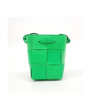 Verfugt uber ein gewebtes Design.
  Stilvolle Eimerform.
  Perfekt fur den Alltag.
  Elegantes und zeitloses Accessoire.