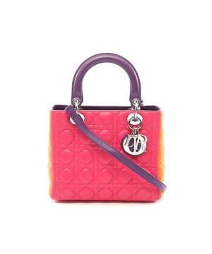 Features a top handle for easy carrying
  Includes a shoulder strap for versatile use
  Made from high
  quality leather
  Enhanced with a charm detail
Material: Animal skin | Calfskin