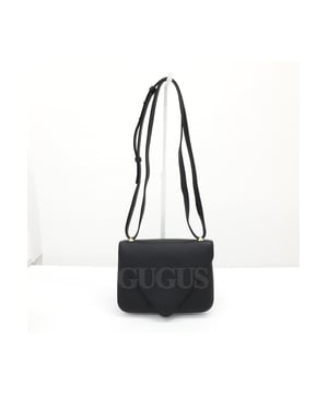 Wandelbare vielseitige Tasche.
  Verfugt uber eine Umschlagklappe.
  Verstellbarer Schultergurt.