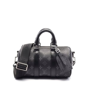 Seesack aus Leder mit strukturiertem Design.
  Inklusive verstellbarem Gurt fur vielseitiges Tragen.
  Verfugt uber langlebige Griffe an der Oberseite.
  Ideal fur Reisen und den Alltag.