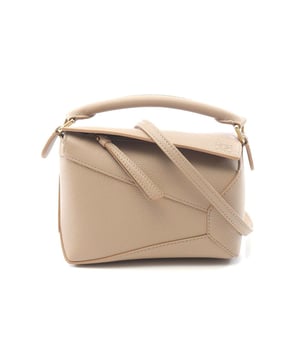 Made from grained leather
  Features a top handle
  Includes a detachable shoulder strap
  Convertible design for versatile use
Material: Animal skin | Calfskin