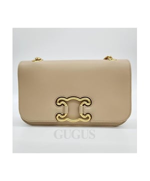 Shoulder bag with a chain strap
  Features high
  quality construction
  Accented with distinctive hardware
Material: Leather
