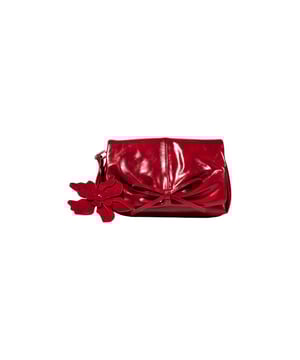 Marca: Desigual.
  Genero: Mujer.
  Tipo: Bolsos.
  Temporada: Otono/Invierno.
  Color: rojo.
  Cierre: con botones automaticos.
  Bolsillos: bolsillos interiores.
  Tamano (cm): 17x22x9.
  Detalles: bolsos bandolera.
  Codigo articulo: 25WAXPC8.
  Composicion: 100% poliuretano.