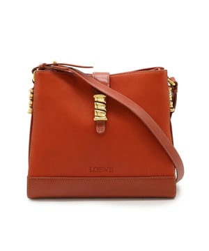 Leather shoulder bag
  Features a unique golden accent
  Perfect for carrying essentials
Material: Leather