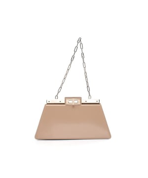 Tas met handvat aan de bovenkant en gestructureerd ontwerp.
  Voorzien van een opvallende sluiting.
  Elegante ketting om te dragen.
  Geschikt voor dagelijks gebruik en speciale evenementen.