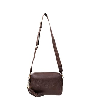 Marca: Liu Jo.
  Genero: Mujer.
  Tipo: Bolsos.
  Temporada: Otono/Invierno.
  Color: marron.
  Cierre: con cremallera.
  Tamano (cm): 28x17x7.
  Detalles: bolsos de hombro.
  Codigo del articulo: AF5124 E0161.
  Composicion: 100% poliuretano.