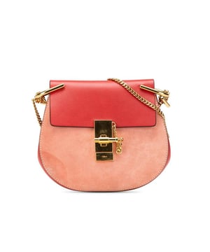 Crossbody tas met elegant design
  Voorzien van kettingdetail
  Turn
  lock sluiting voor veiligheid
  Perfect voor het meenemen van benodigdheden