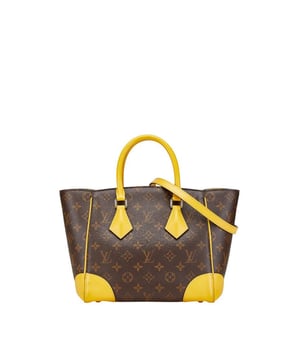 Confeccionado con material de lona recubierta duradero.
  Cuenta con asas de cuero resistentes para un transporte comodo.
  Elegante diseno de bolso perfecto para el uso diario.
  Proporciona un amplio espacio para lo esencial.