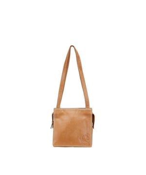 Features a shoulder bag design
  Equipped with a handle for easy carrying
  Ideal for everyday use
Material: Leather
