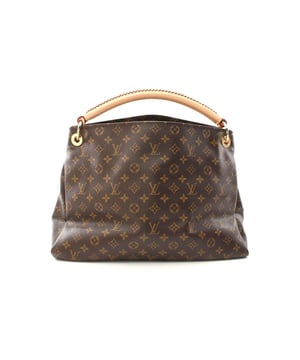 Bolso bandolera con asa superior.
  Exterior de piel con estampado.