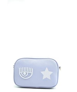 Marke: Chiara Ferragni.
  Geschlecht: Damen.
  Typ: Taschen.
  Saison: Herbst/Winter.
  Farbe: hellblau.
  Verschluss: mit Reissverschluss.
  Taschen: Innentaschen.
  Details: Umhangetaschen.
  Artikelnummer: V_30284.
  Zusammensetzung: 100% Polyester.