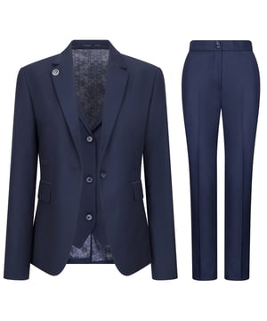 Mejora tu vestuario profesional con este traje sastre de 3 piezas para mujer en un clásico acabado azul marino liso. Diseñado para una silueta elegante y estructurada, incluye blazer, chaleco y pantalón a juego que se adaptan al cuerpo sin sacrificar la comodidad. Perfecto para la oficina, entrevistas o eventos formales, este versátil conjunto ofrece infinitas posibilidades de estilo: llévalo en conjunto para un look elegante o combínalo con otras prendas para un look elegante e informal. Fabricado con una mezcla de poliéster, viscosa y licra, ofrece durabilidad y un toque de elasticidad para una comodidad óptima durante todo el día. Características principales: Ajuste entallado: Se adapta al cuerpo para una silueta limpia y estructurada. Conjunto completo de 3 piezas: Incluye blazer, chaleco y pantalón. Acabado azul marino liso clásico: Atemporal y versátil para cualquier entorno profesional. Multiocasión: Ideal para negocios, entrevistas y eventos formales. Flexibilidad de estilo: Se puede usar como conjunto completo o combinado con otras prendas básicas. Cómoda mezcla de telas: 65 % poliéster, 32 % viscosa, 3 % licra para mayor elasticidad y durabilidad.