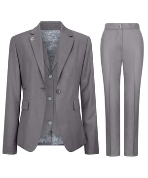 Werten Sie Ihre professionelle Garderobe mit diesem dreiteiligen Damenanzug in klassischem, schlichtem Grau auf. Er wurde für eine schlanke und strukturierte Silhouette entworfen und besteht aus einem passenden Blazer, einer Weste und einer Hose, die den Körper betont, ohne auf Komfort zu verzichten. Perfekt fürs Büro, Vorstellungsgespräche oder formelle Anlässe bietet dieses vielseitige Set endlose Styling-Möglichkeiten – tragen Sie es zusammen für einen eleganten Look oder kombinieren Sie es mit anderen Teilen für einen lässig-eleganten Look. Hergestellt aus einer Mischung aus Polyester, Viskose und Lycra bietet es sowohl Strapazierfähigkeit als auch einen Hauch von Stretch für ganztägigen Tragekomfort. Wichtige Eigenschaften: Maßgeschneiderte Passform: Konturiert den Körper für eine klare und strukturierte Silhouette. Komplettes 3-teiliges Set: Beinhaltet Blazer, Weste und Hose. Klassisches schlichtes graues Finish: Zeitlos und vielseitig für alle professionellen Umgebungen. Kleidung für mehrere Anlässe: Ideal fürs Geschäft, Vorstellungsgespräche und formelle Anlässe. Styling-Flexibilität: Kann als komplettes Set oder kombiniert mit anderen Kleidungsstücken getragen werden. Bequeme Stoffmischung: 65 % Polyester, 32 % Viskose, 3 % Lycra für Dehnbarkeit und Haltbarkeit.