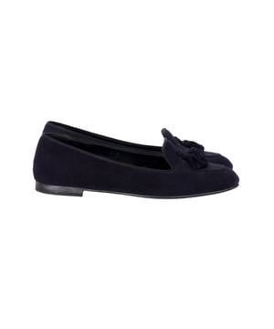 Empfohlener Verkaufspreis
Kreieren Sie einen eleganten Look mit den Tassel Loafers von Church's. Diese eleganten Loafers mit elegantem Obermaterial aus marineblauem Wildleder und einem klassischen Quastenakzent auf den Vorderblättern sind aus hochwertigen Materialien gefertigt, um Haltbarkeit und dauerhaften Stil zu gewährleisten. Sie eignen sich perfekt für formelle und lässige Looks und bieten Komfort und Stil, sodass Sie sie den ganzen Tag lang tragen können.

Tassel Loafers von Church's aus marineblauem Wildleder
Zustand: Gut mit Staubbeutel
Abnutzungsspuren: Mäßige Abnutzung an den Sohlen und Einlegesohlen, Falten auf den Einlegesohlen, Kratzer und Schmutz auf der Oberfläche, Falten auf dem Wildleder
Material: Wildleder
Farbe: Marineblau
Größe: EU36 / UK3 / US6
SKU: 340676