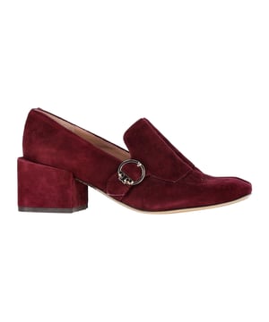 Empfohlener Verkaufspreis
Mit den Tory Burch Tess Blockabsatz-Loafers erleben Sie mühelosen Stil. Gefertigt aus glattem Wildleder in einem satten Burgunderton sind diese Loafer die perfekte Kombination aus Komfort und Klasse. Das Schnallendetail am Vorderblatt verleiht einen Hauch von Raffinesse, während der übergroße Blockabsatz Halt und einen stilvollen Twist bietet. Ob im Büro oder bei formellen Anlässen, mit diesen Loafern sehen Sie schick und kultiviert aus. Tory Burch Tess Blockabsatz-Loafer in burgunderrotem Wildleder. Zustand: Hervorragend mit Staubbeutel. Gebrauchsspuren: Leichte Flecken auf dem Wildleder. Material: Wildleder. Farbe: Burgunderrot. Größe: US6.5. Artikelnummer: 360898 / HNPUGBSH360898W