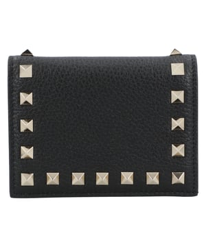 - Rockstud-Geldbörse aus Kalbsleder von Valentino Garavani, billfold Modell, Design aus genarbtem Leder, mit typischen Markennieten auf der Vorder- und Rückseite verziert, Druckknopfverschluss, ikonisches Markenmonogramm im Druck und Kontrast auf der Rückseite, Geldscheinfach, zwei interne Kartenfächer, Münzfach mit Reißverschluss zum Schließen.
- Hergestellt in Italien
- Maße: B 11 x H 9 x T 3 cm Maße: Breite: 30 mm Länge: 110 mm Höhe: 90 mm
