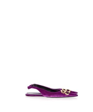 Empfohlener Verkaufspreis
Erweitern Sie Ihre Schuhkollektion mit den Balenciaga BB Knife Slingback Flats aus violettem Samt. Diese Flats verkörpern Eleganz und Luxus mit ihrem glänzenden violetten Samtmaterial und der eleganten, spitzen Zehenpartie. Das ikonische BB-Logo verleiht dem Schuh einen Hauch von Designer-Eleganz, während der Slingback-Riemen für sicheren und bequemen Sitz sorgt.

Balenciaga BB Knife Slingback Flats aus violettem Samt
Farbe: Violett
Material: Samt
Zustand: Sehr gut
Größe: EU 36
Gebrauchsspuren: Neu besohlt; Leichte Abnutzung an der Innensohle; Leichte Abnutzung an der Oberfläche
Artikelnummer: 364838 / BAPUGBSH364838W