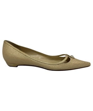 VINTAGE, UVP WIE NEU  
Die Jimmy Choo Glitzernde Verzierte Ballerinas aus goldfarbenem Leder begeistern mit jedem Schritt und verfügen über eine elegante spitze Zehenpartie sowie schimmernde Verzierungen für einen Hauch von Glamour. Diese Ballerinas sind sowohl für Komfort als auch für Glanz gefertigt und perfekt geeignet, um Tagesslooks mühelos in Abendlooks zu verwandeln. **Stilanweisung:** Kombinieren Sie sie mit einem Satin-Midikleid und einer taillierten Bluse für ein schickes Ensemble, das sowohl elegant als auch verspielt ist.

Jimmy Choo Glitzernde Verzierten Ballerinas aus goldfarbenem Leder

Zustand: Gut  
Abnutzungsspuren: Mäßige Abnutzungsspuren  
Verpackung: Keine  
Farbe: Gold  
Material: Leder  
Größe: EU | 35.5  
Maße: Innenlänge: 250 mm  
SKU: TONPUGBSH542308W