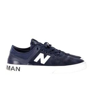 Empfohlener Verkaufspreis
Verleihen Sie Ihrer Schuhkollektion mit den Junya Watanabe MAN x New Balance Comp 100 Sneakers aus marineblauem Wildleder einen Hauch zeitgenössischer Eleganz. Diese Sneakers verkörpern die Fusion aus Junya Watanabes innovativer Ästhetik und der bekannten Qualität von New Balance. Das marineblaue Wildleder-Obermaterial strahlt eine raffinierte und elegante Ausstrahlung aus, während die kontrastierenden weißen Akzente eine moderne und stilvolle Note verleihen. Junya Watanabe MAN x New Balance Comp 100 Sneakers aus marineblauem Wildleder. Material: Wildleder. Farbe: Marineblau. Größe: UK8.5. Zustand: Sehr gut. Gebrauchsspuren: Moderate Abnutzung und Flecken auf der Oberfläche. Artikelnummer: 365212