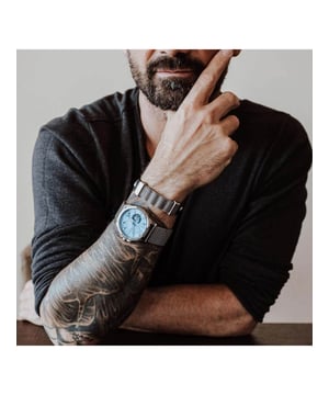 Die Schmuck-Kollektion von SEVEN-24 vereint trendiges, maskulines Design mit rockigen Features in Form von Herren-Armbändern. Das hochwertige schwarze und braune Leder, versehen mit Metallelementen in verschiedenen Designs, wurde in aufwendiger Handarbeit  Herren-Armband aus schwarzem Leder mit Metallelementen im Antique-Look 17mm breit