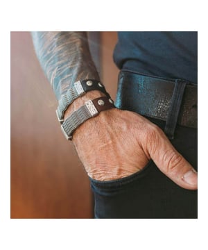Die Schmuck-Kollektion von SEVEN-24 vereint trendiges, maskulines Design mit rockigen Features in Form von Herren-Armbändern. Das hochwertige schwarze und braune Leder, versehen mit Metallelementen in verschiedenen Designs, wurde in aufwendiger Handarbeit  Herren-Armband aus braunem Leder mit Metallelementen im Antique-Look 17mm breit