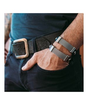 Die Schmuck-Kollektion von SEVEN-24 vereint trendiges, maskulines Design mit rockigen Features in Form von Herren-Armbändern. Das hochwertige schwarze und braune Leder, versehen mit Metallelementen in verschiedenen Designs, wurde in aufwendiger Handarbeit  Herren-Armband aus braunem Leder mit rockigen Metallelementen im Antique-Look 17mm breit