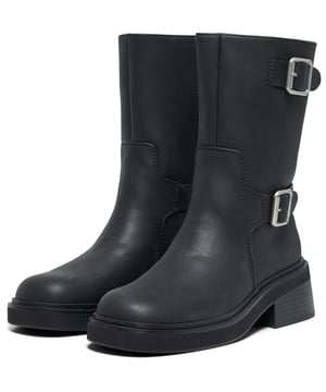 Vervollständigen Sie Ihr Outfit mit einem Paar Stiefel und kreieren Sie einen stilvollen, coolen Look, der zu jeder Saison passt.